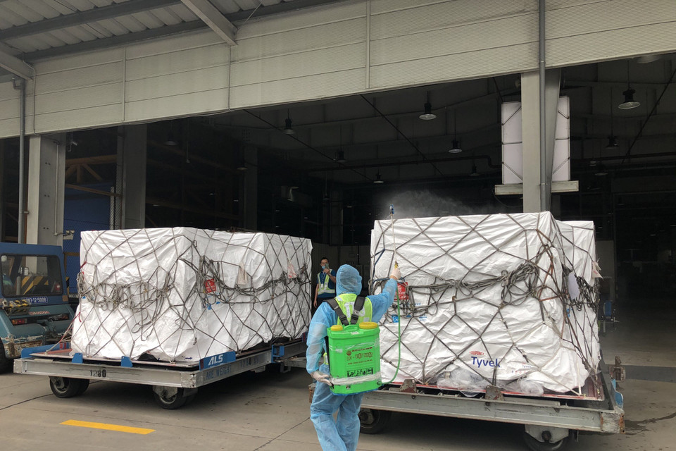 Lô vaccine đầu tiên từ COVAX Facility đã về đến Việt Nam. (Ánh: TTXVN phát)