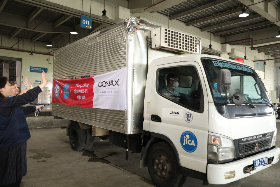 Vaccine được chuyển về Viện Vệ sinh Dịch tễ Trung ương bảo quản. (Ảnh: Minh Quyết/TTXVN)