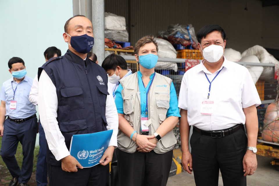 Tiến sỹ Kidong Park (bên trái), Trưởng Đại diện Tổ chức Y tế Thế giới (WHO) tại Việt Nam cùng Thứ trưởng Bộ Y tế Đỗ Xuân Tuyên (bên phải) đến sân bay quốc tế Nội Bài tiếp nhận lô vaccine đầu tiên từ COVAX Facility. (Ảnh: Minh Quyết/TTXVN)