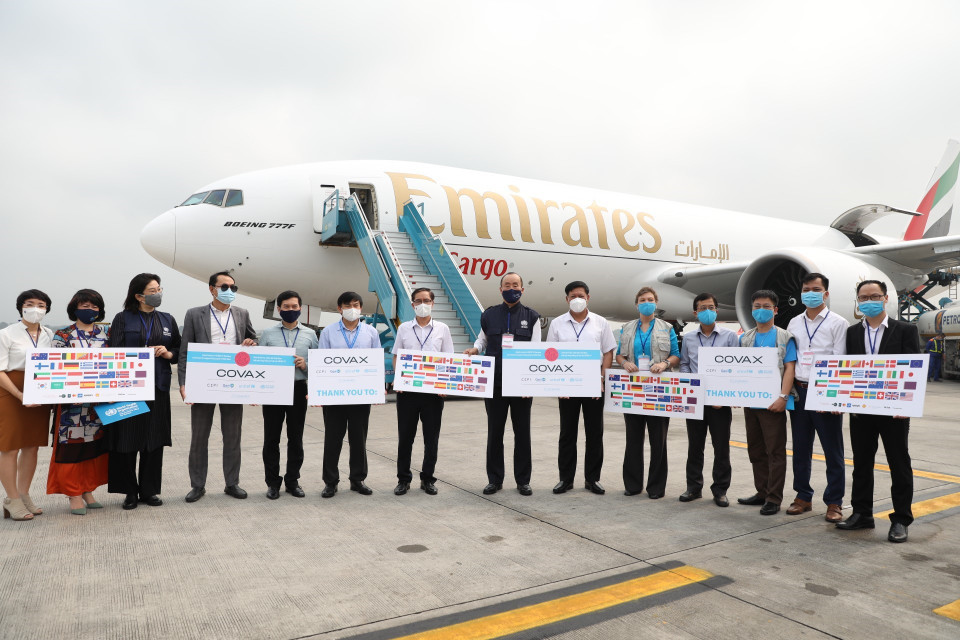 Sáng 1/4/2021, lô vaccine phòng COVID-19 đầu tiên của AstraZeneca do COVAX Facility cung cấp đã về đến sân bay Nội Bài (Hà Nội) và sẽ được chuyển đến Viện Vệ sinh Dịch tễ Trung ương bảo quản, sau đó Bộ Y tế sẽ điều phối phân bổ vaccine để tiêm. Trong ảnh: Lô vaccine đầu tiên từ COVAX Facility đã về đến Việt Nam. (Ánh: Minh Quyết/TTXVN)