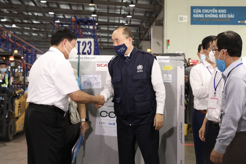 Thứ trưởng Bộ Y tế Đỗ Xuân Tuyên và Trưởng Đại diện Tổ chức Y tế Thế giới tại Việt Nam Kydong Park tại buổi nhận lô vaccine đầu tiên từ COVAX Facility. (Ánh: Minh Quyết/TTXVN)