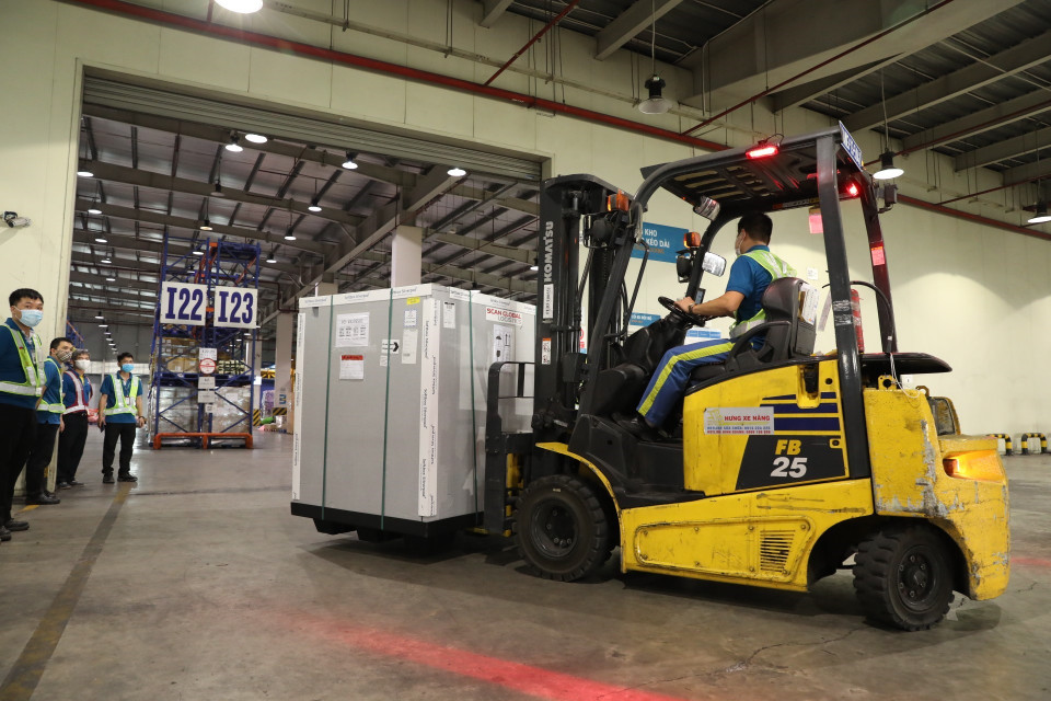 Lô vaccine đầu tiên từ COVAX Facility đã về đến Việt Nam. (Ánh: Minh Quyết/TTXVN)