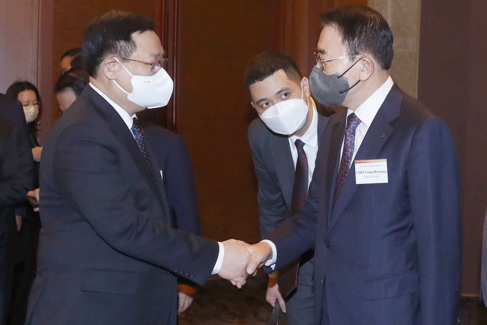 Chủ tịch Quốc hội Vương Đình Huệ với các đại biểu. (Ảnh: Doãn Tấn/TTXVN)