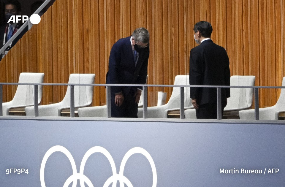  Chủ tịch IOC Thomas Bach cúi chào Nhật hoàng Naruhito