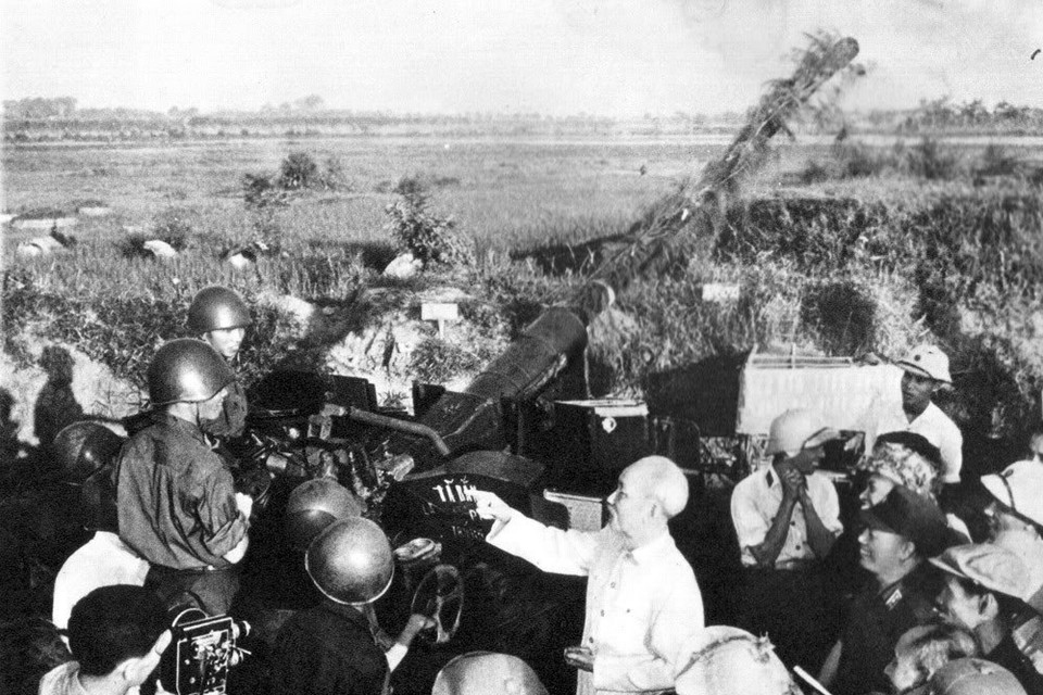 Lời kêu gọi thiêng liêng, bất hủ của Bác Hồ là khát vọng cháy bỏng của dân tộc Việt Nam, giá trị to lớn trong học thuyết Hồ Chí Minh và cũng chính là mục tiêu chiến đấu, là nguồn sức mạnh làm nên chiến thắng của nhân dân Việt Nam trong sự nghiệp vĩ đại đấu tranh vì độc lập, tự do, vì sự tồn tại và phát triển của dân tộc. Trong ảnh: Bác Hồ đến thăm các chiến sỹ của lực lượng phòng không bảo vệ Hà Nội, ngày 25/9/1966. (Ảnh: Tư liệu TTXVN)