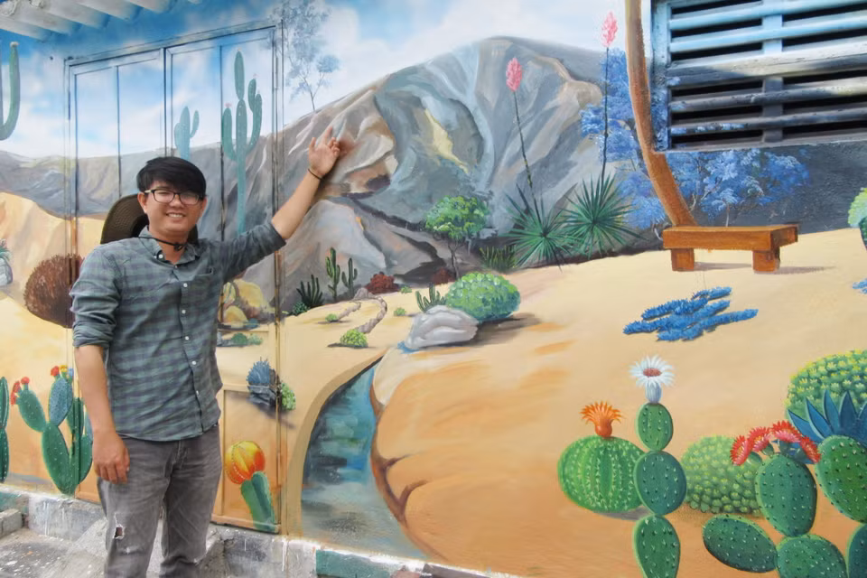Anh Nguyễn Thái Lai tại xã Tân Hải (Ninh Hải, Ninh Thuận) đã thực hiện dự án ''khoác áo mới'' cho những bức tường cũ, nhà dân trong làng Hòn Thiên bằng 40 bức tranh tường, tranh 3D độc đáo giới thiệu phong cảnh thiên nhiên, nét đẹp văn hóa của quê hương Ninh Thuận tới du khách. (Ảnh: Nguyễn Thành/TTXVN)
