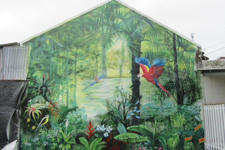 Sự xuất hiện của những bức bích hoạ không chỉ tôn thêm vẻ đẹp cho làng Hòn Thiên mà còn góp phần nâng cao ý thức của người dân trong việc giữ gìn đường làng sạch đẹp, bảo vệ môi trường, khích lệ người dân cùng nhau chung tay đóng góp xây dựng nông thôn mới, quê hương ngày càng phát triển hơn. (Ảnh: Nguyễn Thành/TTXVN)