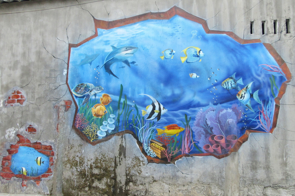 Bức tranh tường tại làng Hòn Thiên. (Ảnh: Nguyễn Thành/TTXVN)