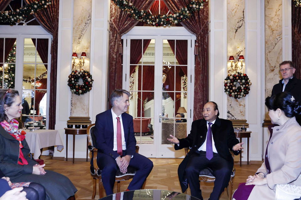 Chủ tịch nước Nguyễn Xuân Phúc tiếp ông Alec von Graffenried, Thị trưởng thành phố Bern. (Ảnh: Thống Nhất/TTXVN)