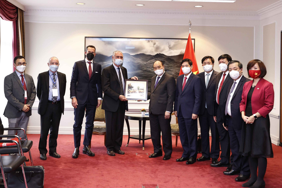 Quan chức Việt Nam và Thụy Sĩ. (Ảnh: Thống Nhất/TTXVN)