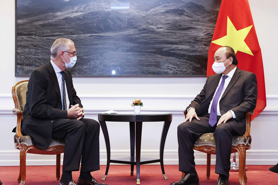 Chủ tịch nước Nguyễn Xuân Phúc tiếp ông Marco Gadola, Chủ tịch Tập đoàn DKSH, doanh nghiệp hàng đầu của Thụy Sĩ đang cung cấp dịch vụ phát triển thị trường cho các công ty muốn phát triển kinh doanh tại Việt Nam. (Ảnh: Thống Nhất/TTXVN)