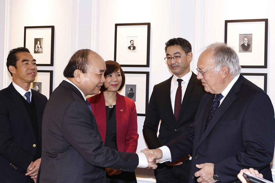 Chủ tịch nước Nguyễn Xuân Phúc gặp ông Johann Schneider-Ammann, cựu Tổng thống Liên bang Thụy Sĩ và ông Philipp Rösler, nguyên Phó Thủ tướng Đức, Lãnh sự danh dự Việt Nam-Thụy Sĩ. (Ảnh: Thống Nhất/TTXVN)