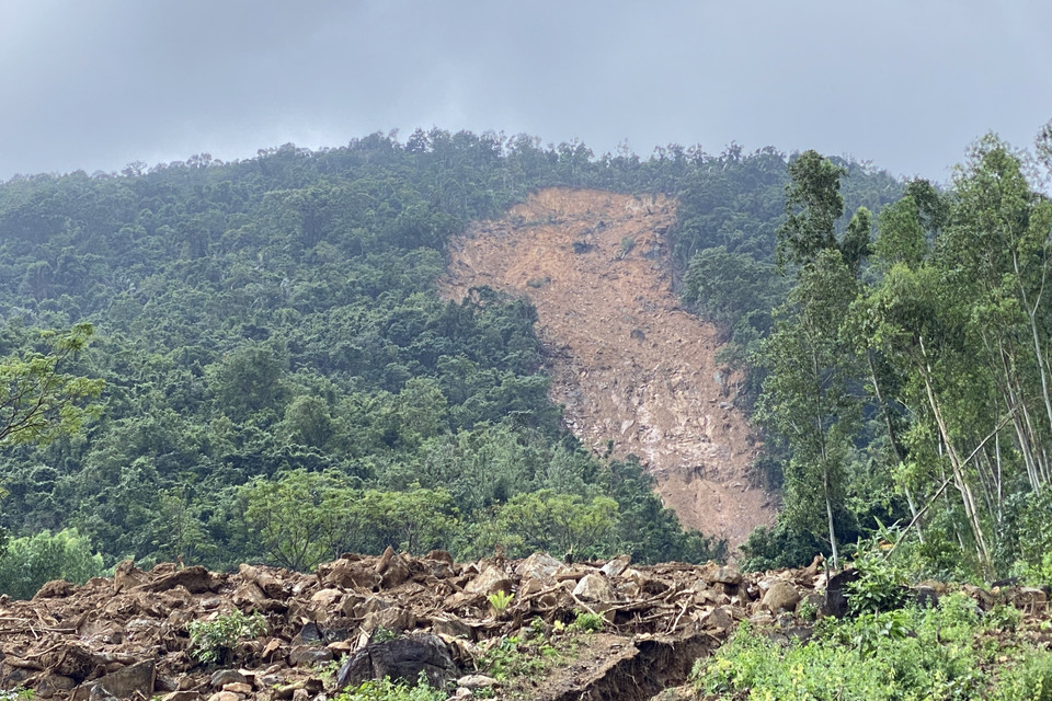 Khu vực sạt lở thuộc rừng khoanh nuôi tái sinh trồng từ trước năm 2000. (Ảnh: Tường Quân/TTXVN)