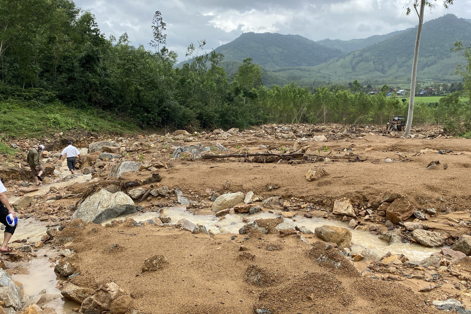 Lực lượng chức năng huyện Tây Sơn và chính quyền địa phương xã Tây Phú cho biết nơi đây sẽ tiếp tục có nguy cơ sạt lở khi có mưa lớn. (Ảnh: Tường Quân/TTXVN)