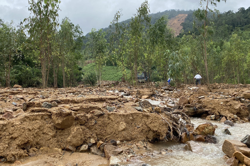 Lớp đất đá dày hơn 1m vùi lấp rừng sản xuất dưới chân núi. (Ảnh: Tường Quân/TTXVN)