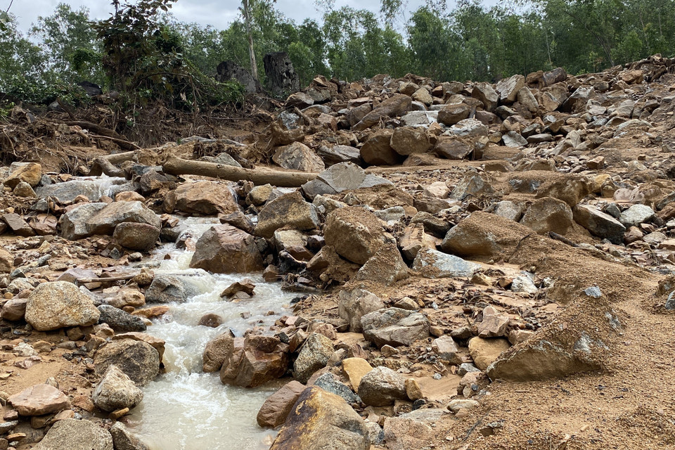 Nước trên núi Trang Dài vẫn đang tiếp tục chảy xuống, cuốn theo nhiều lớp đất đá. (Ảnh: Tường Quân/TTXVN)