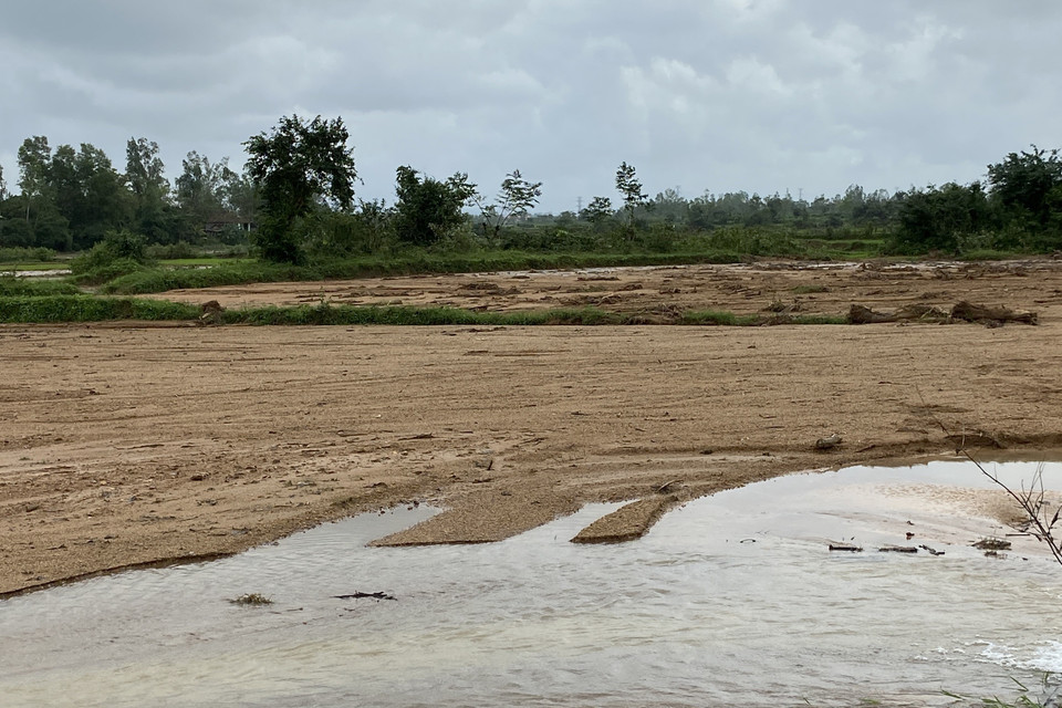 Một thửa ruộng của người dân thôn Phú Lâm (xã Tây Phú) bị sa bồi thủy phá do vụ sạt lở núi Trang Dài gây ra. (Ảnh: Tường Quân/TTXVN)