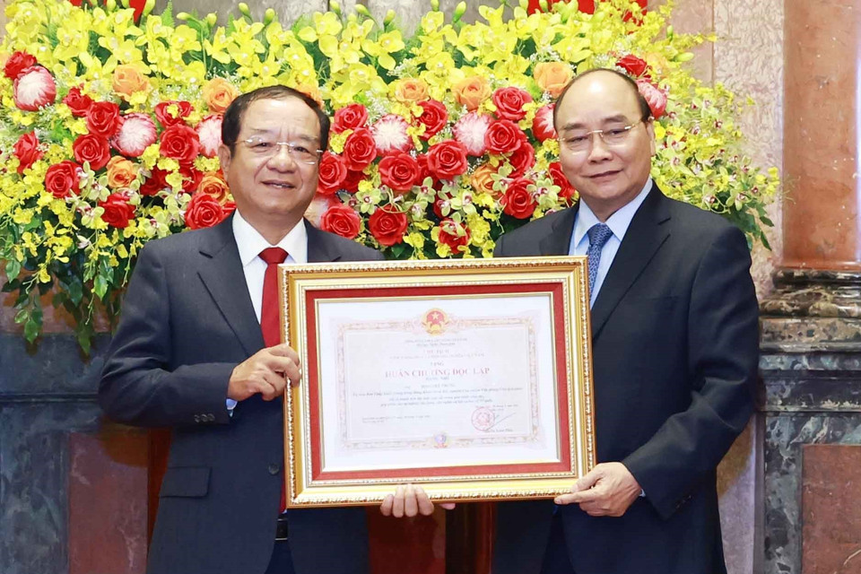 Chủ tịch nước Nguyễn Xuân Phúc trao Huân chương Độc lập hạng Nhì cho ông Đào Việt Trung, nguyên Ủy viên Trung ương Đảng, nguyên Chủ nhiệm Văn phòng Chủ tịch nước. (Ảnh: Thống Nhất/TTXVN)