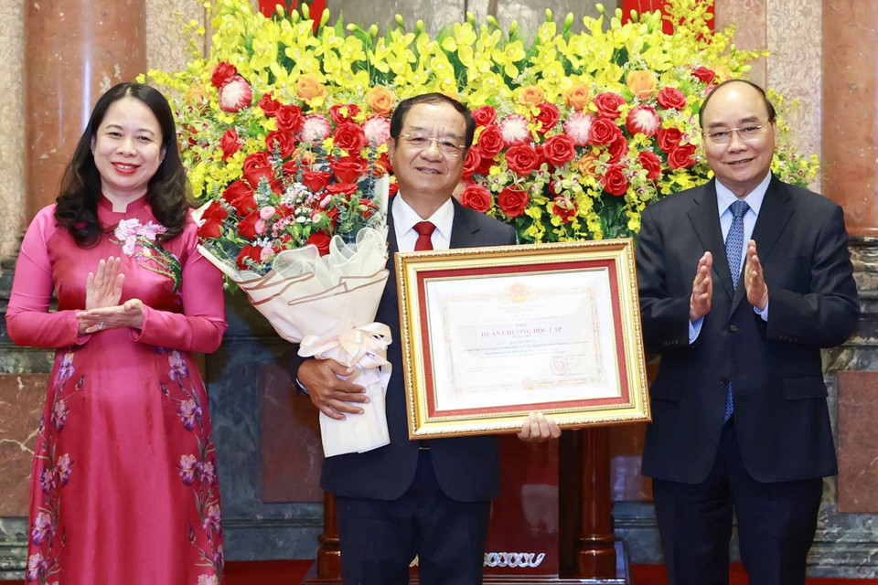 Ông Đào Việt Trung nhận Huân chương Độc lập hạng Nhì. (Ảnh: Thống Nhất/TTXVN)