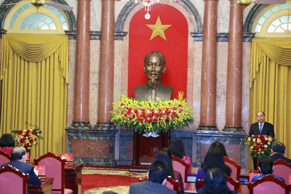 Chủ tịch nước Nguyễn Xuân Phúc phát biểu tại lễ trao Huân chương Độc lập và Quyết định nghỉ hưu cho nguyên Phó Chủ tịch nước và nguyên Chủ nhiệm Văn phòng Chủ tịch nước. (Ảnh: Thống Nhất/TTXVN)