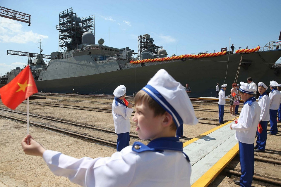 Lễ hạ thủy con tàu thứ hai trong cặp tàu hộ vệ tên lửa lớp ''Gepard-3.9'' thứ hai được đóng cho Hải quân Việt Nam, Zelenodolsk, năm 2016. (Ảnh: Egor Aleev/TASS)