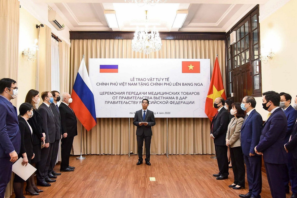 Chiều 13/4/2020, tại Hà Nội, Thứ trưởng Ngoại giao Tô Anh Dũng chủ trì buổi lễ trao tặng vật tư y tế của Chính phủ và nhân dân Việt Nam cho Chính phủ và nhân dân Liên bang Nga để phòng, chống dịch COVID-19. (Ảnh: Dương Giang/TTXVN)