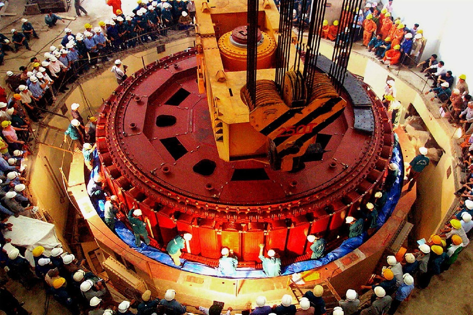 Ngày 20/01/2006, các chuyên gia Nga và Việt Nam đã tổ chức lắp đặt an toàn rô-to nặng 475 tấn thuộc tổ máy số 1 Thủy điện Sê San-3. (Ảnh: Sỹ Huynh/TTXVN)