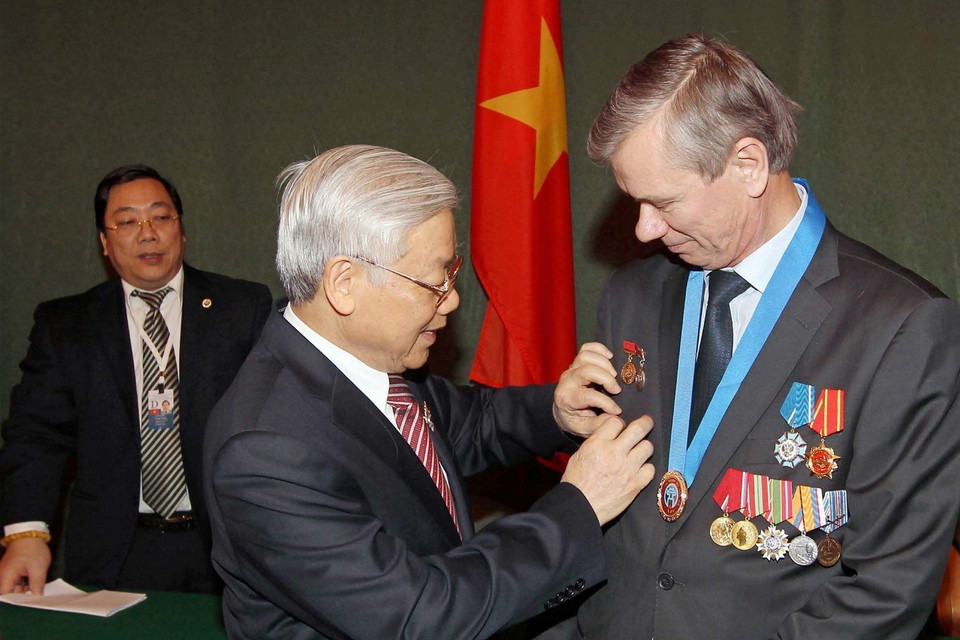 Tổng Bí thư Nguyễn Phú Trọng tặng Huy hiệu Bác Hồ cho Giáo sư-Tiến sỹ Vladimir Byanov, Chủ tịch Hội hữu nghị Nga-Việt, cựu chuyên gia Liên Xô tại công trình nhà máy nhiệt điện Phả Lại, nhân chuyến thăm chính thức Liên bang Nga, ngày 24/11/2014, tại Moskva. (Ảnh: Trí Dũng/TTXVN)