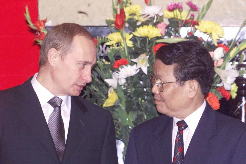 Tổng thống Nga Vladimir Putin và Chủ tịch nước Việt Nam Trần Đức Lương sau lễ ký Tuyên bố chung về quan hệ đối tác chiến lược giữa hai nước (Hà Nội, 2001). (Ảnh: Sergey Velichkin, Vladimir Rodionov/TASS)