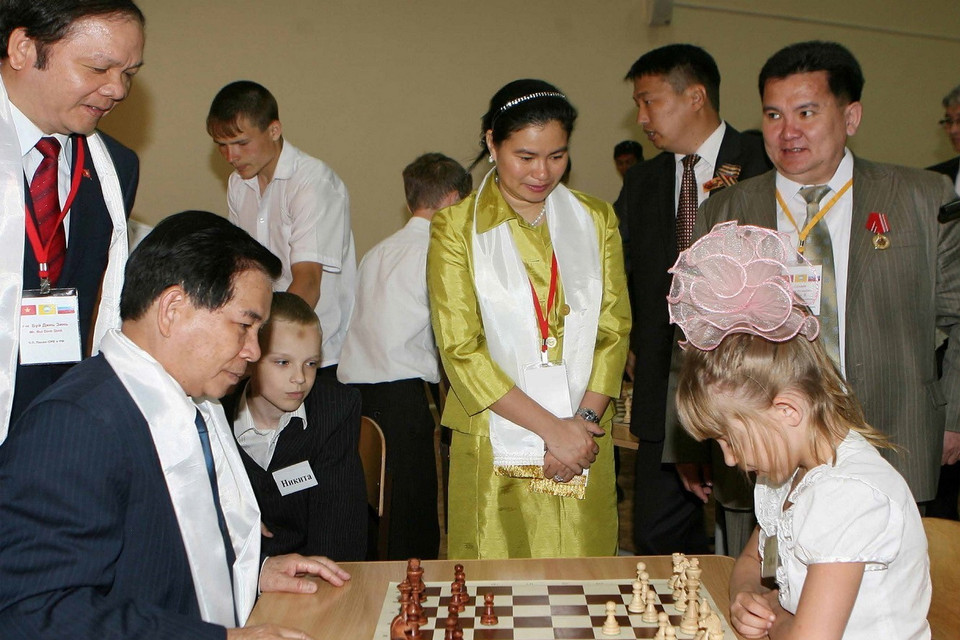 Chủ tịch nước Nguyễn Minh Triết thăm trường Phổ thông Radonesky và tham gia chơi cờ vua với các cháu học sinh của trường, trong chuyến thăm Cộng hòa Kalmykia (thuộc Liên bang Nga) từ ngày 10-12/5/2010. (Ảnh: Nguyễn Khang/TTXVN)