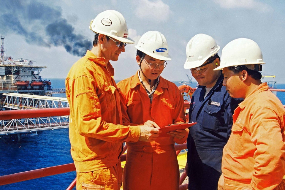 Cán bộ, chuyên gia Nga và Việt Nam trên giàn khoan dầu khí ở ngoài khơi Vũng Tàu, năm 2001. (Ảnh: TTXVN)