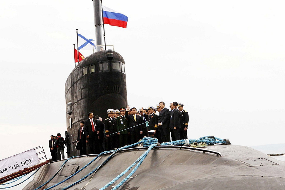 Ngày 13/5/2013, trong chuyến thăm chính thức Liên bang Nga, Thủ tướng Nguyễn Tấn Dũng đến thị sát tàu ngầm lớp Kilo 636 mang tên ''Hà Nội'', tại tỉnh Kaliningrad. (Ảnh: Đức Tám/TTXVN)