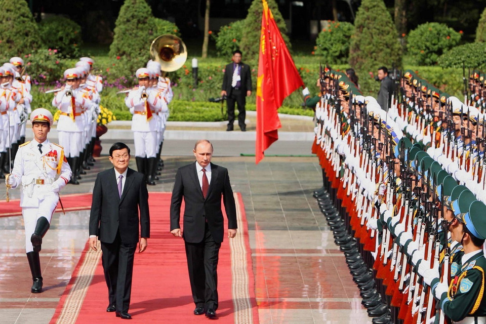 Ngày 12/11/2013, Tổng thống Liên bang Nga Vladimir Putin thăm cấp Nhà nước tới Việt Nam. Trong ảnh: Chủ tịch nước Trương Tấn Sang và Tổng thống Liên bang Nga V. Putin duyệt đội danh dự Quân đội nhân dân Việt Nam. (Ảnh: Thống Nhất/TTXVN)