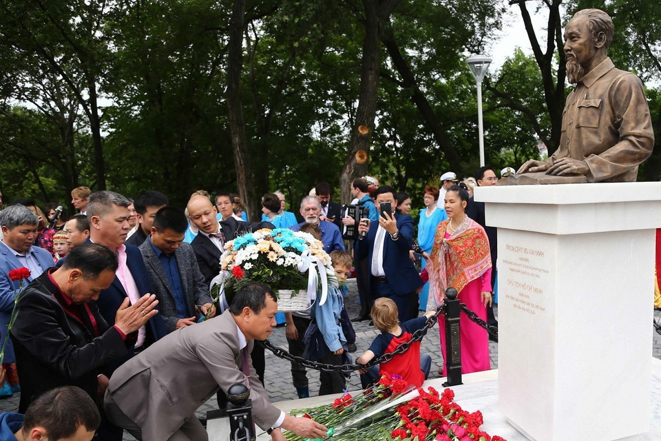 Trong lễ khánh thành Tượng đài Chủ tịch Hồ Chí Minh - vị Chủ tịch nước đầu tiên của Việt Nam, Vladivostok, năm 2019. (Ảnh: Dmitry Efremov/TASS)
