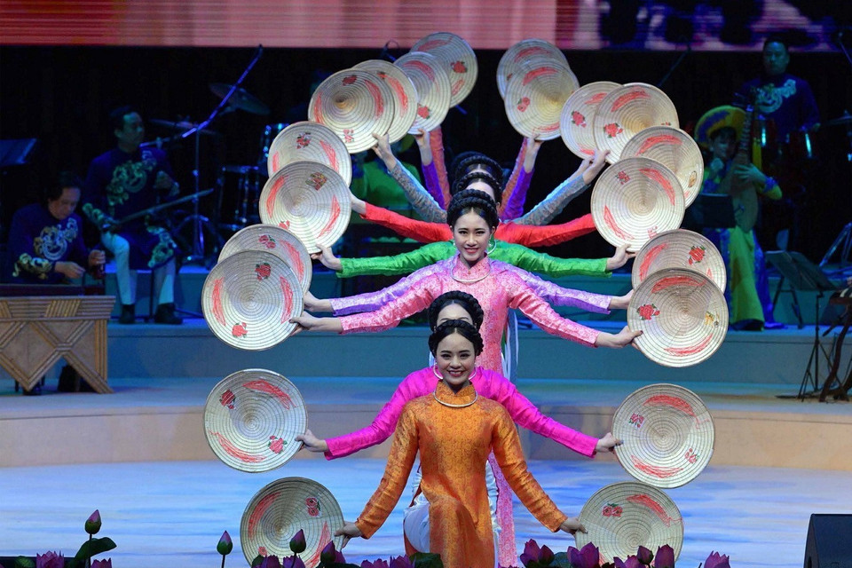 Các nghệ sĩ biểu diễn trong một buổi hòa nhạc nhân dịp lễ khai mạc Năm Chéo hữu nghị Việt Nam-Liên bang Nga, Moskva, năm 2019. (Ảnh: Aleksanđr Astafiev/TASS)