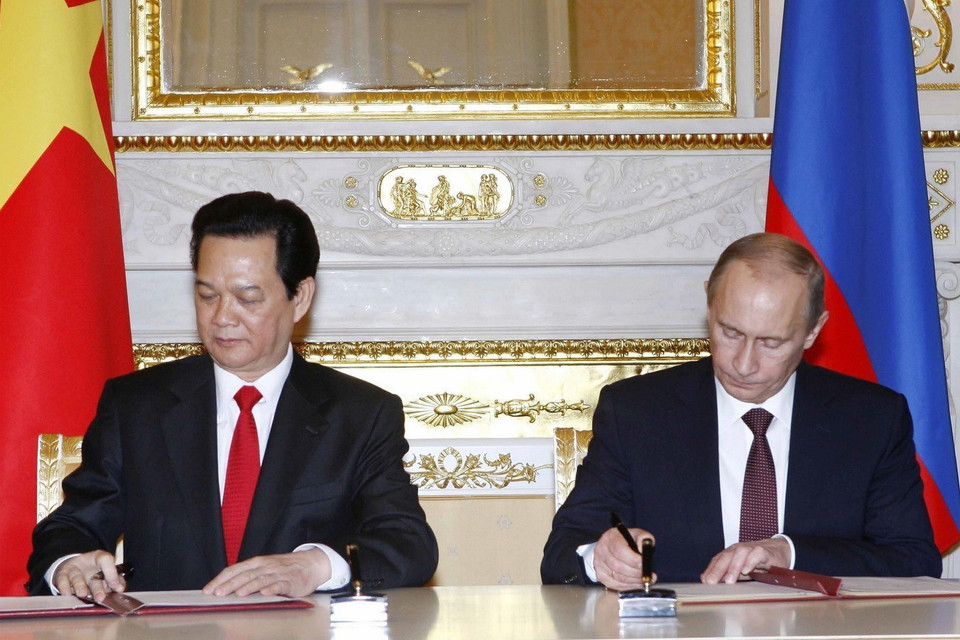 Thủ tướng Nguyễn Tấn Dũng và Thủ tướng Nga Vladimir Putin ký bản ghi nhớ về kết quả hội đàm, ngày 15/12/2009, tại thủ đô Moskva. (Ảnh: Đức Tám/TTXVN)