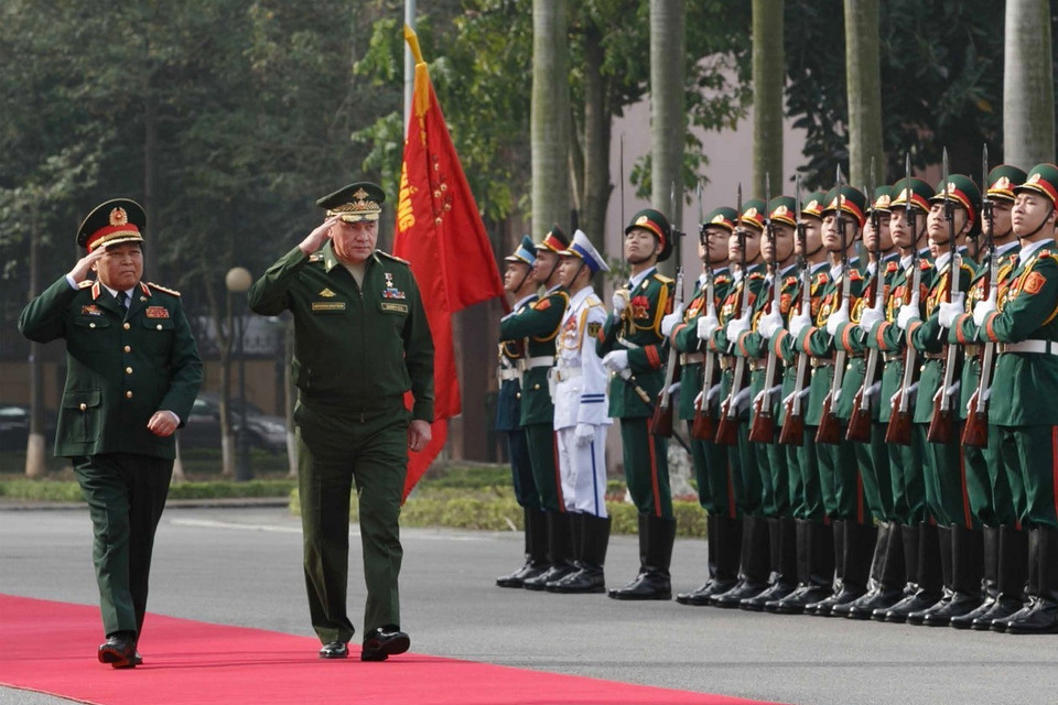 Bộ trưởng Quốc phòng Việt Nam Ngô Xuân Lịch và Bộ trưởng Quốc phòng Nga Sergei Shoigu tại lễ đón chính thức, Hà Nội, năm 2018. (Ảnh: Vadim Savitsky/Bộ Quốc phòng Nga/TASS)