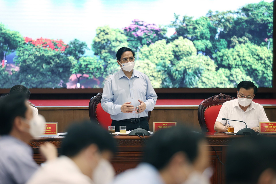 Thủ tướng Phạm Minh Chính yêu cầu thành phố Hà Nội kiên trì thực hiện "mục tiêu kép," vừa phòng, chống dịch, vừa phát triển kinh tế-xã hội. (Ảnh: Dương Giang/TTXVN)