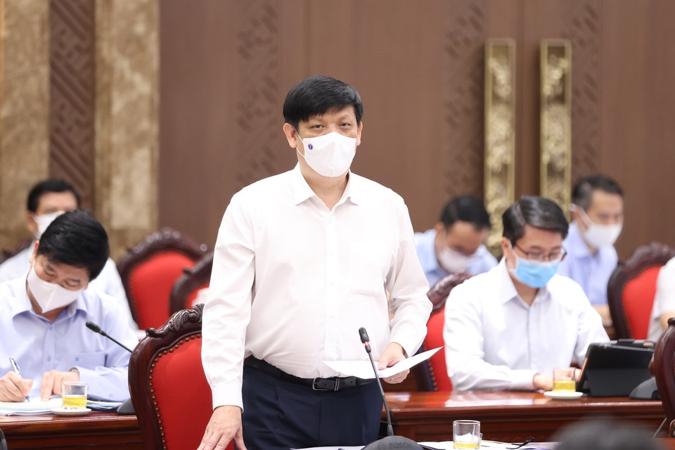 Bộ trưởng Bộ Y tế Nguyễn Thanh Long báo cáo tình hình dịch bệnh COVID-19. (Ảnh: Dương Giang/TTXVN)