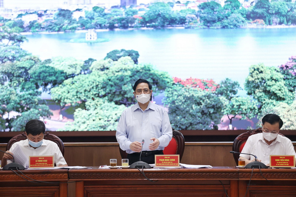 Thủ tướng Phạm Minh Chính làm việc với lãnh đạo chủ chốt thành phố Hà Nội về công tác phòng, chống dịch COVID-19, tình hình phát trển kinh tế-xã hội 6 tháng đầu năm; triển khai nhiệm vụ, giải pháp thúc đẩy sản xuất, kinh doanh trong những tháng cuối năm 2021. (Ảnh: Dương Giang/TTXVN)