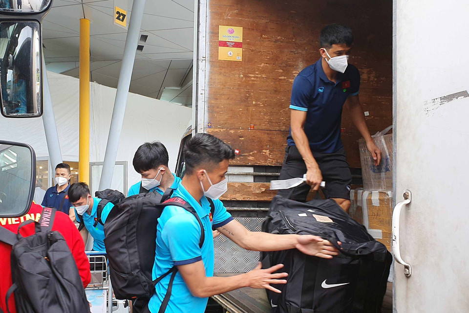 Do dịch bệnh và hạn chế sự tiếp xúc, nên đội tuyển tự chủ động trong việc xử lý hành lý lên xe tải cũng như khi về đến khách sạn. (Ảnh: TTXVN phát)
