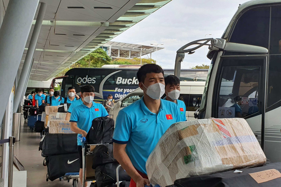Do dịch bệnh và hạn chế sự tiếp xúc, nên đội tuyển tự chủ động trong việc xử lý hành lý lên xe cũng như khi về đến khách sạn. (Ảnh: TTXVN phát)