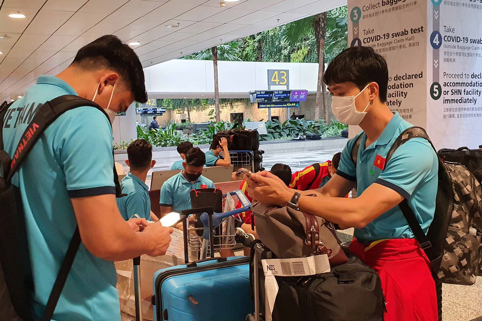 Việc chủ động khai báo thông tin nhập cảnh qua ứng dụng của nước sở tại cũng giúp đội tuyển Việt Nam tiết kiệm được rất nhiều thời gian. (Ảnh: TTXVN phát)