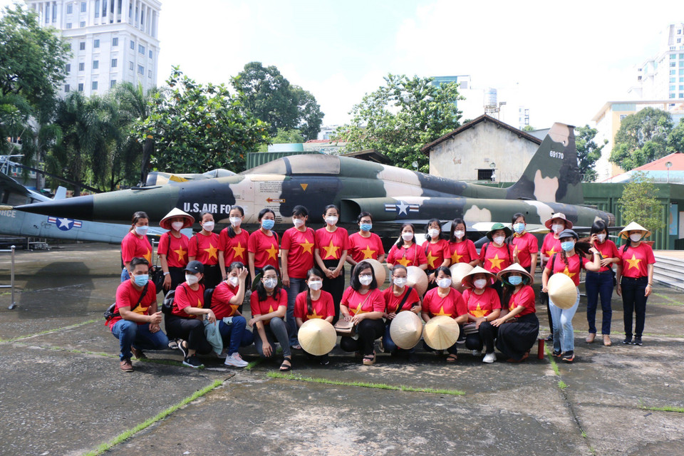 Hành trình xe buýt du lịch hai tầng của Công ty Du lịch Ảnh Việt Hop on Hop off VN đi qua 30 tuyến đường và gần 20 điểm tham quan di tích xưa và nay trên địa bàn Thành phố Hồ Chí Minh. (Ảnh: Mỹ Phương/TTXVN)