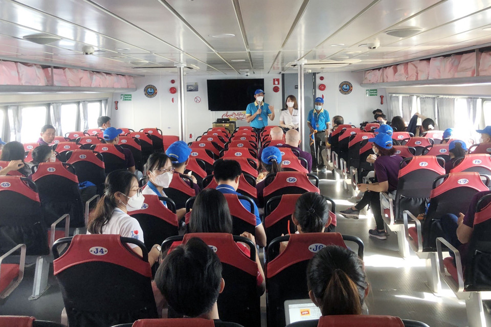 Du khách tham gia chương trình tham quan đường sông tuyến Bạch Đằng-Cần Giờ được phổ biến biện pháp đảm bảo tiêu chí an toàn phòng chống dịch COVID-19. (Ảnh: Mỹ Phương/TTXVN)
