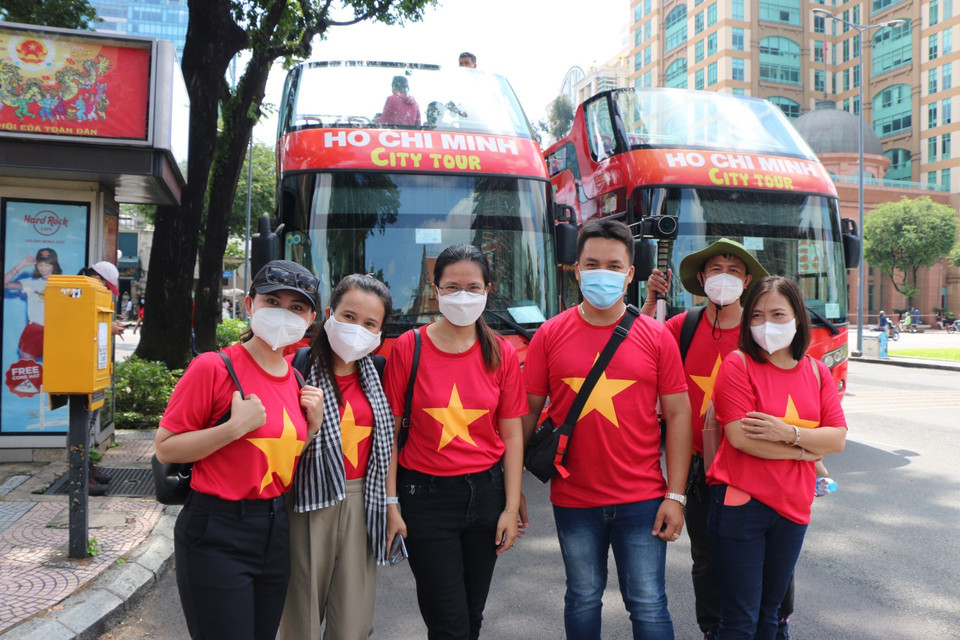 Xe buýt du lịch hai tầng của Công ty Du lịch Ảnh Việt Hop on Hop off VN hoạt động trờ lại, với điểm đón và trả khách chính là Bưu điện trung tâm Thành phố Hồ Chí Minh và phố đi bộ Nguyễn Huệ. (Ảnh: Mỹ Phương/TTXVN)