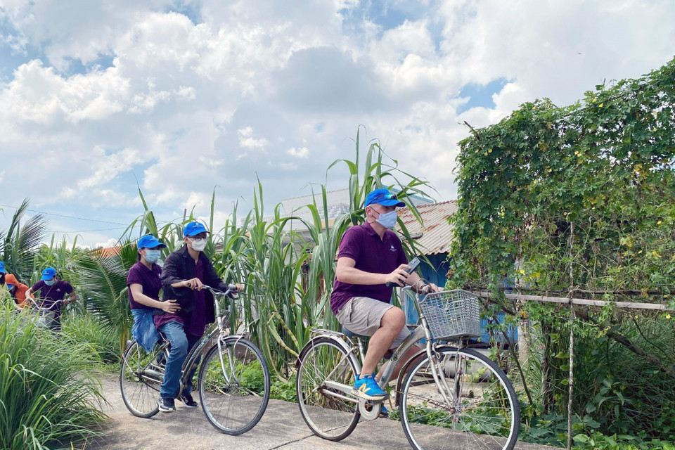 Du khách trải nghiệm cảnh đẹp ở các điểm đến như Thạnh An, Thiềng Liềng, Vàm Sát... tại huyện Cần Giờ bằng xe đạp. (Ảnh: Mỹ Phương/TTXVN)