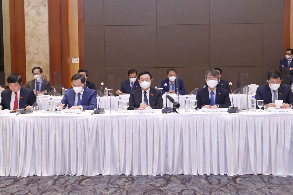 Chủ tịch Quốc hội Vương Đình Huệ và đại biểu dự toạ đàm. (Ảnh: Doãn Tấn/TTXVN)