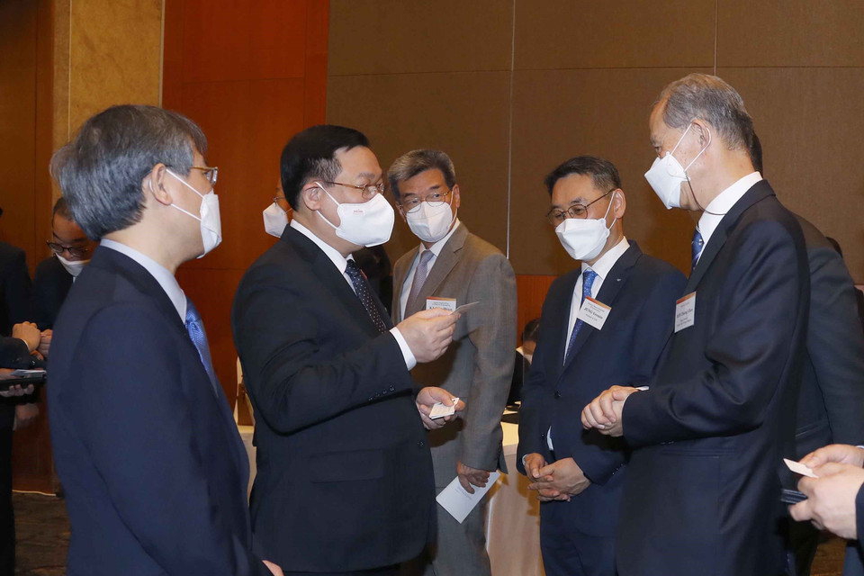 Chủ tịch Quốc hội Vương Đình Huệ gặp gỡ các đại biểu dự tọa đàm. (Ảnh: Doãn Tấ/TTXVN)