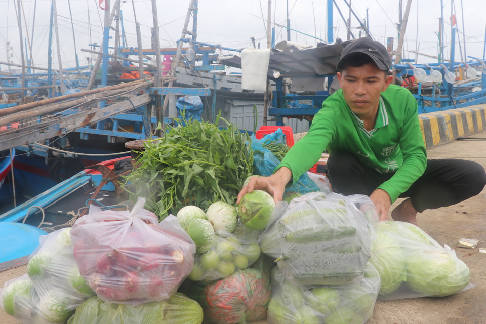 Ngư dân tỉnh Phú Yên chuẩn bị nhu yếu phẩm cho chuyến đi biển những ngày Tết. (Ảnh: Phạm Cường/TTXVN)